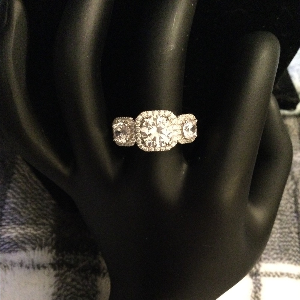 🔥🔥💍 3 Diamond Halo Ring 💍🔥🔥